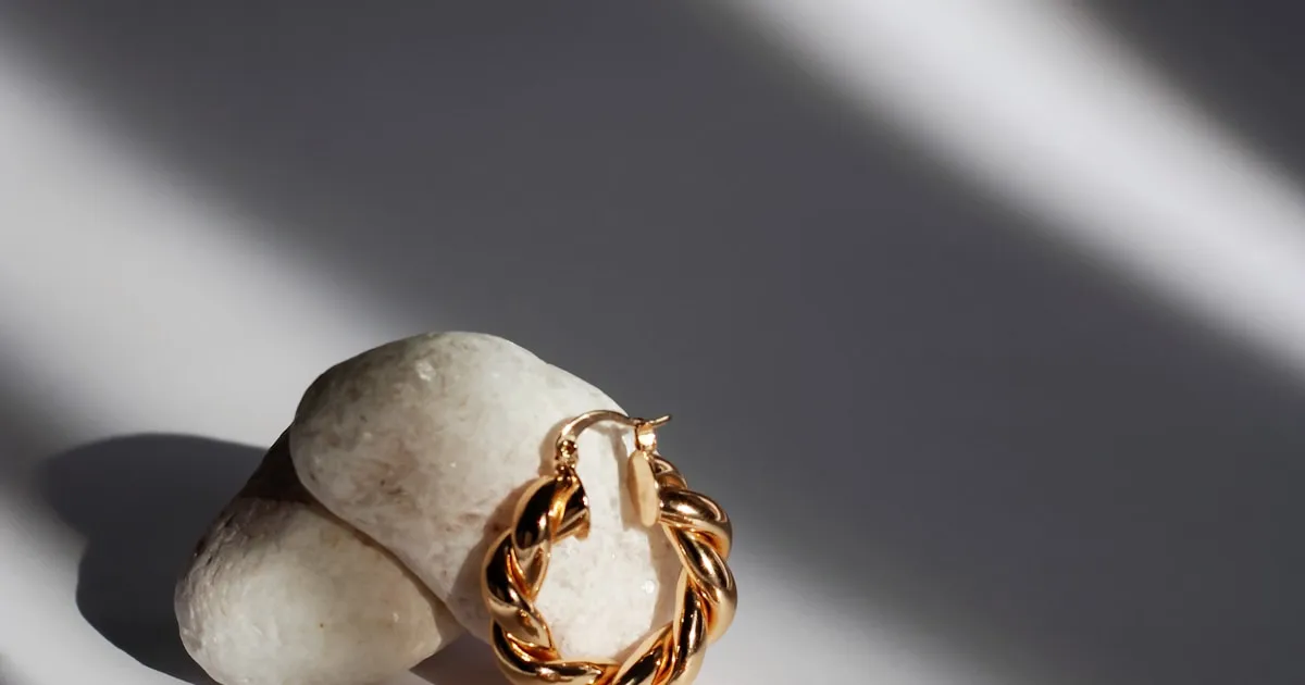 Phone camera pointed at a piece of jewelry for AI scanning